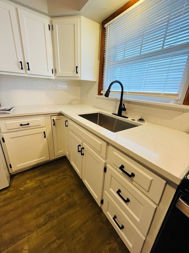 Building Photo - Adorable 3 bedroom 1 bath home!   Close to...