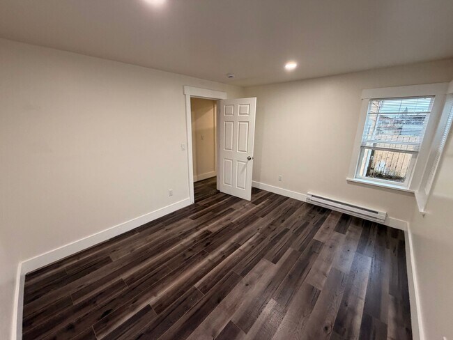 Building Photo - Stunning, Newly Renovated 3BR | 1BA