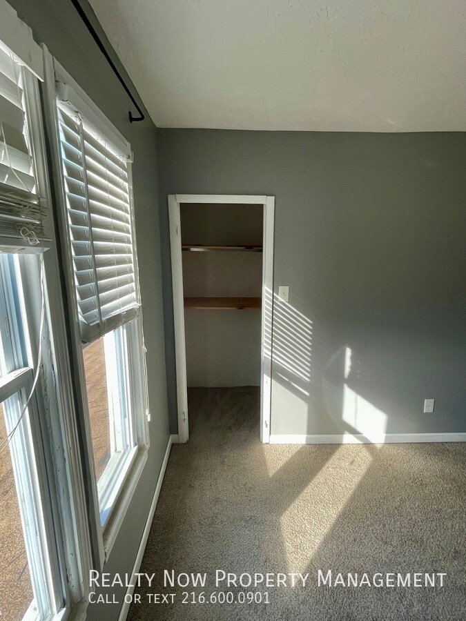 Building Photo - 1335 W 61st St