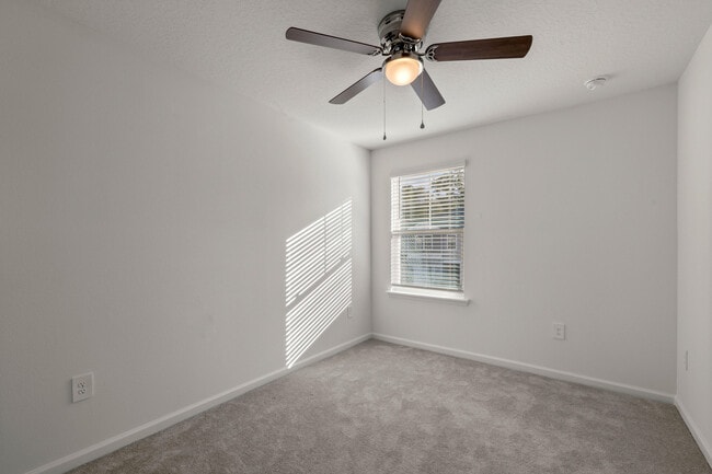Building Photo - 3529 SE 37th Ct