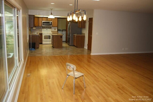 Building Photo - Spacious Ranch