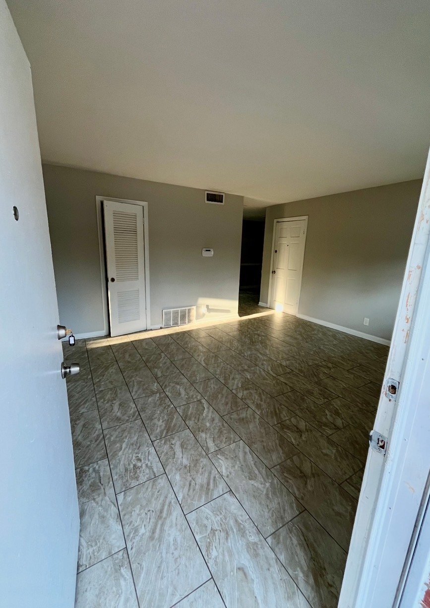 Building Photo - 4970 Gardiner Dr