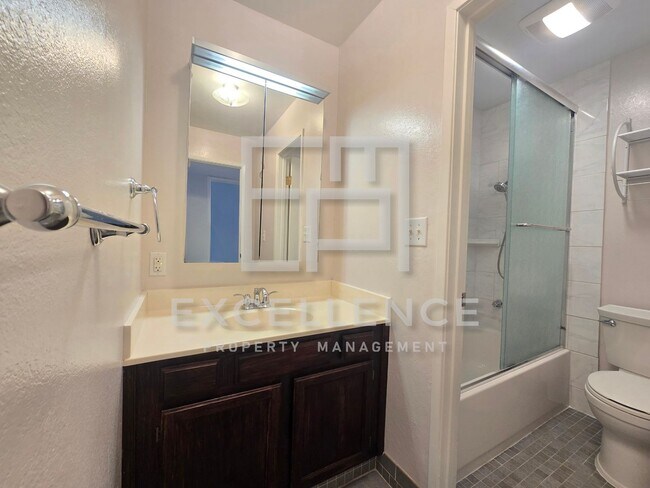 Building Photo - Upper 2/1 With New Carpets, Updated Kitchen and Many Many Many Community Features!