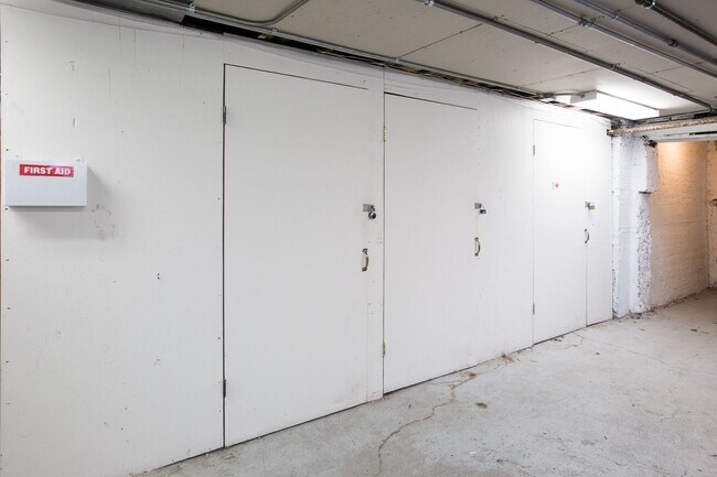 Building Photo - 2bed/1bath in Logan Square! Central Air! HUGE Private Deck!  New Kitchen!