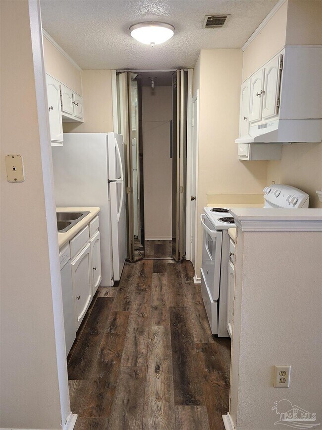 Building Photo - 2201 Scenic Hwy