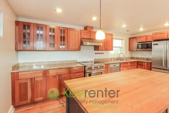 Building Photo - Stylish 4 Bedroom Steps from Shops, Cafes, and Parks