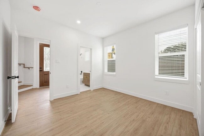 Building Photo - 2121 Hoskins Dr