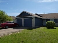 Building Photo - 8705 Pineridge Dr