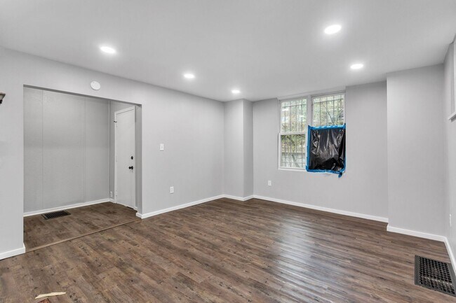Building Photo - 4 Bed 2 Bath - Newly updated Shadyside home