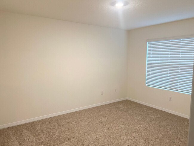 Building Photo - 4 BEDROOM 2 BATHROOM HOUSE FOR RENT