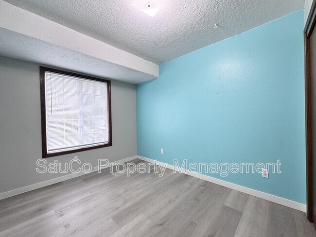 Building Photo - 324 SE 30th Ave