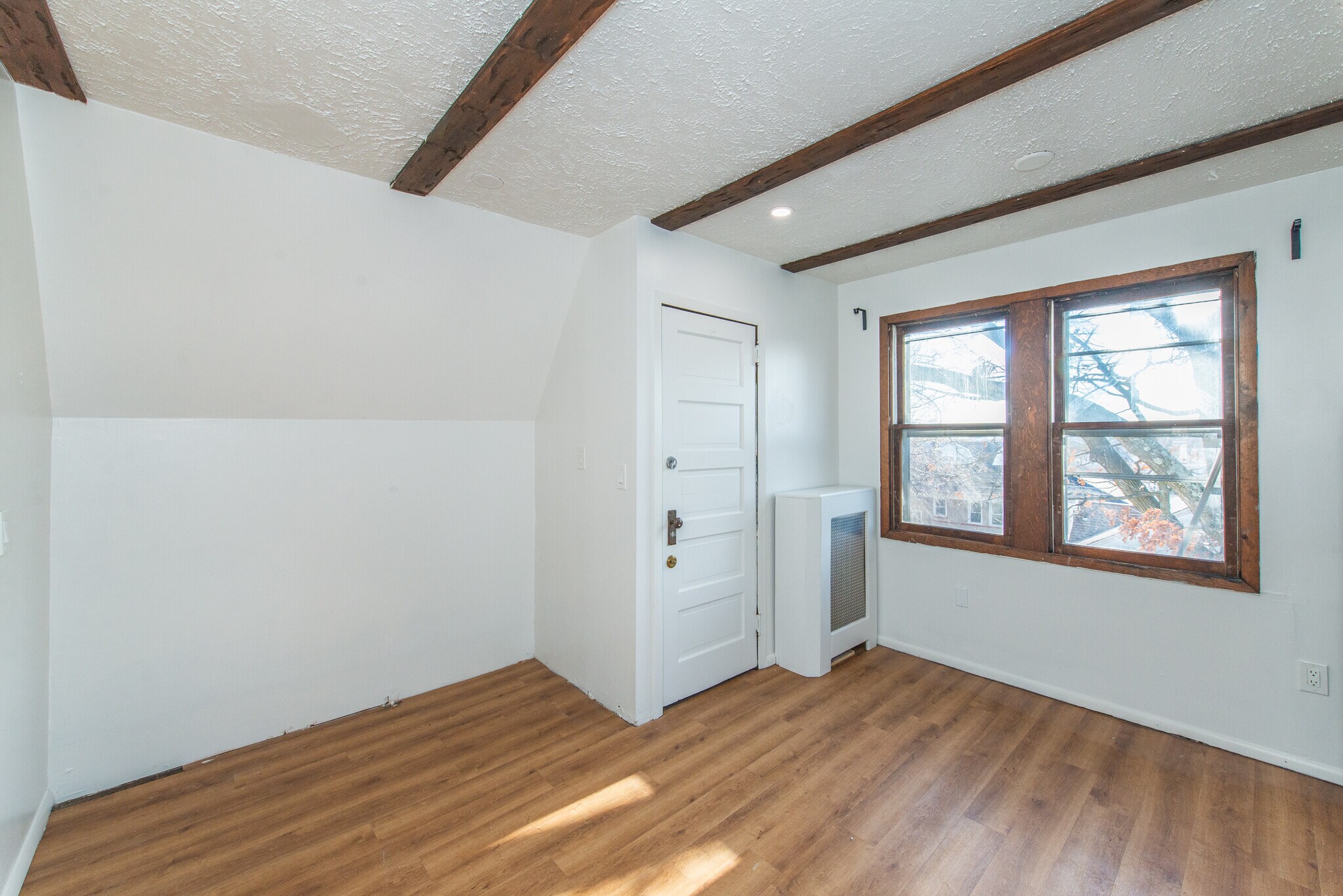 Building Photo - 90 Maple St