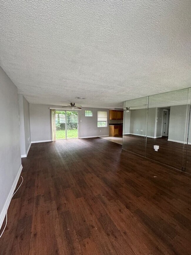 Building Photo - This cozy 2 bedroom 1 bath home in Holiday!