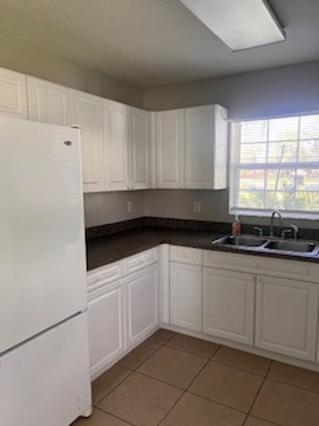 Building Photo - Three Bedroom Two bath