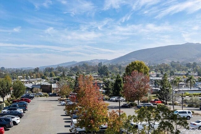 Building Photo - 1560 Circa Del Lago