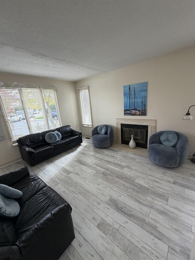 Building Photo - 33 Seaside Ct