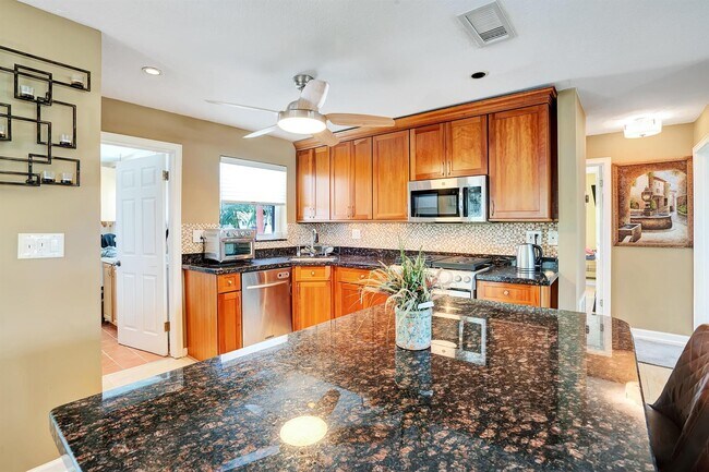 Building Photo - 131 SE 13th St