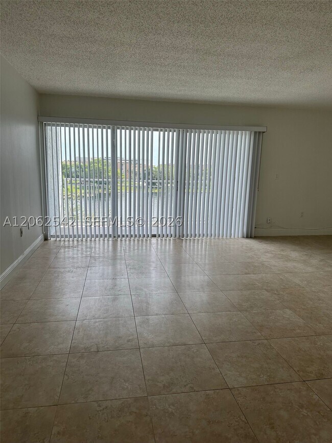 Building Photo - 9359 Fontainebleau Blvd