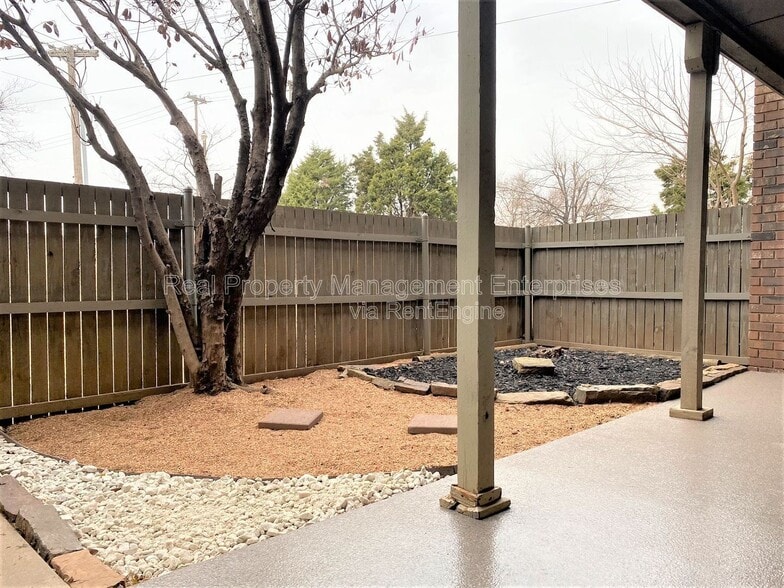 Building Photo - 11431 Springhollow Rd