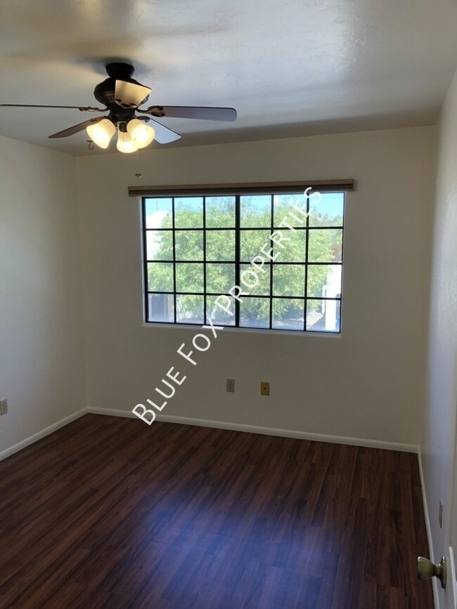 Building Photo - 759 W Clear Creek Way