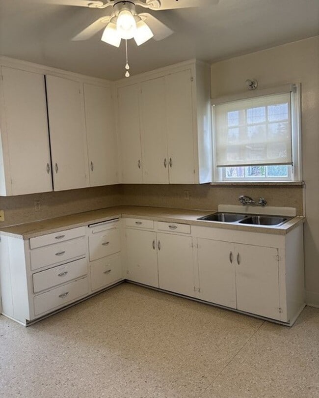 Building Photo - 4Bd/1Ba Two Story House - Available to View!