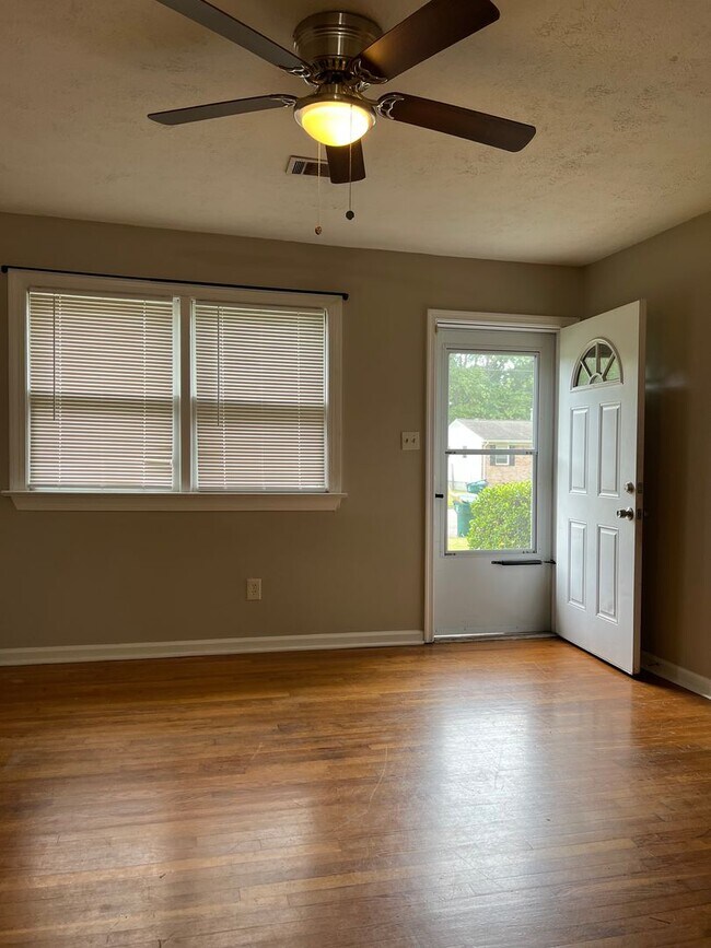 Building Photo - 223 Larissa Dr