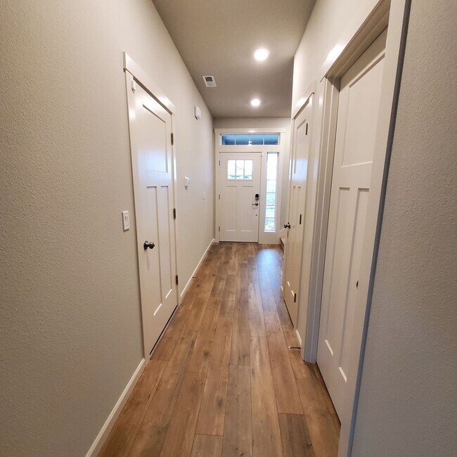 Building Photo - Newer 3 bedroom 2 bath home in SE Albany, close to LBCC, Easy drive to Corvallis, Lebanon or I-5