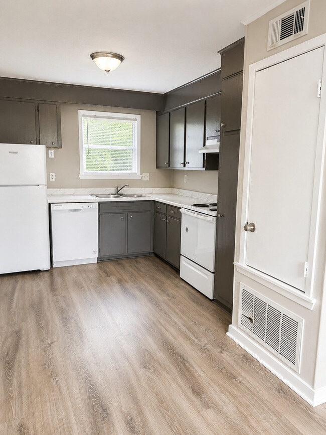 Building Photo - Oak Manor Apartments