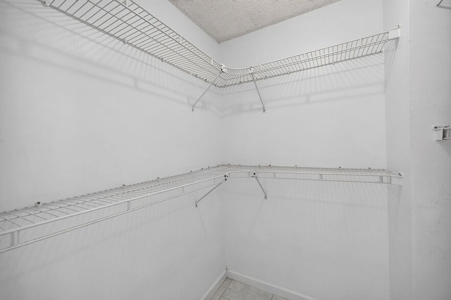 Building Photo - 660 Tennis Club Dr