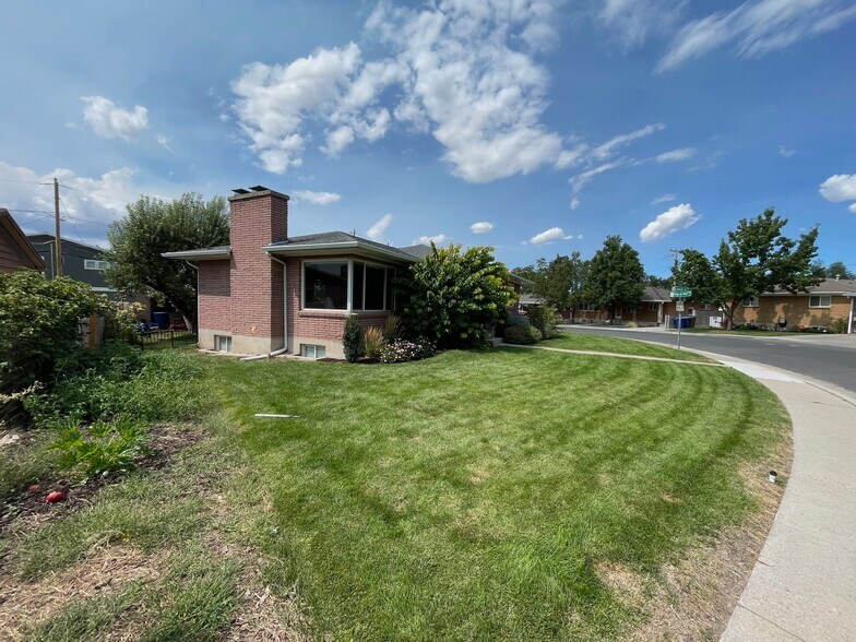 Building Photo - 946 E Gregson Ave