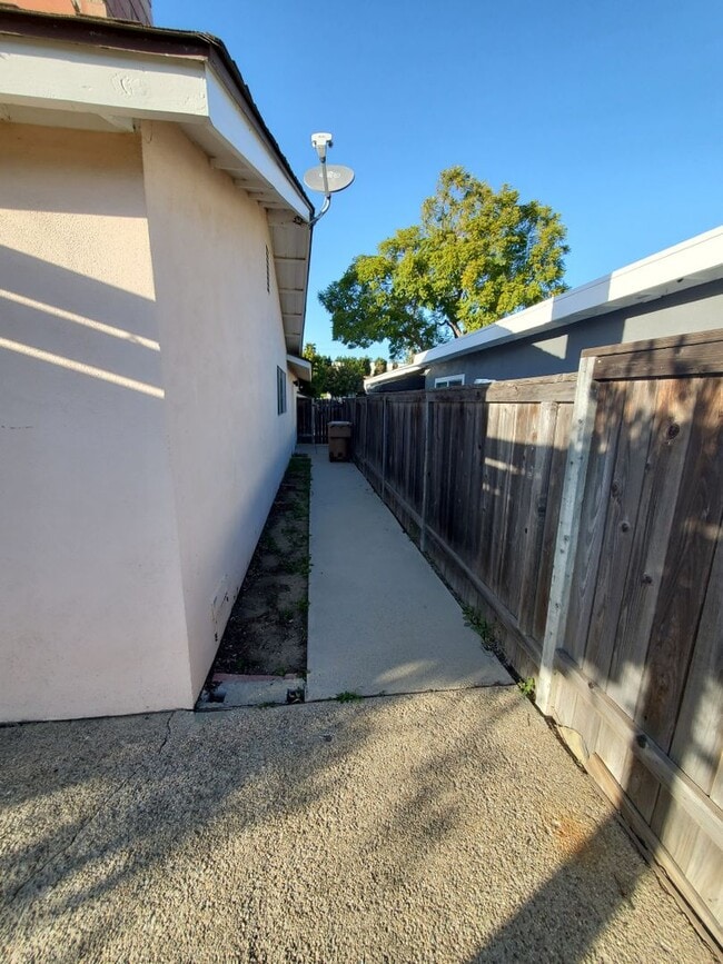 Building Photo - Wonderful Mid Century Home available for lease