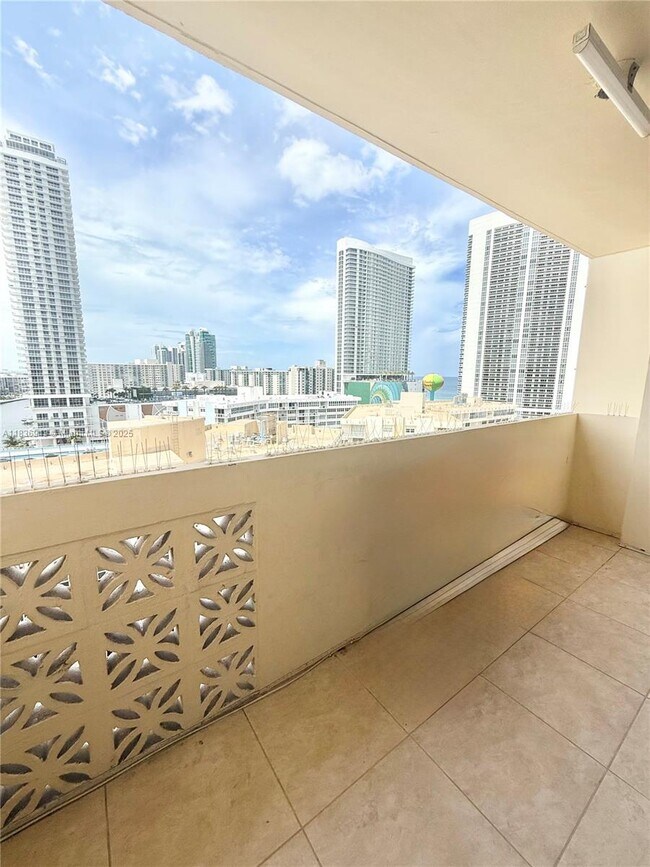 Building Photo - 1833 S Ocean Dr