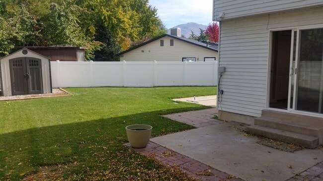 Building Photo - Beautifully updated town home with fenced backyard.