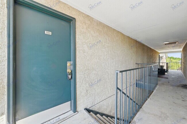 Building Photo - 9520 Royal Ln