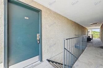 Building Photo - 9520 Royal Ln