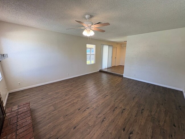 Building Photo - Cozy Home on Spacious Lot with Pool Available Now!