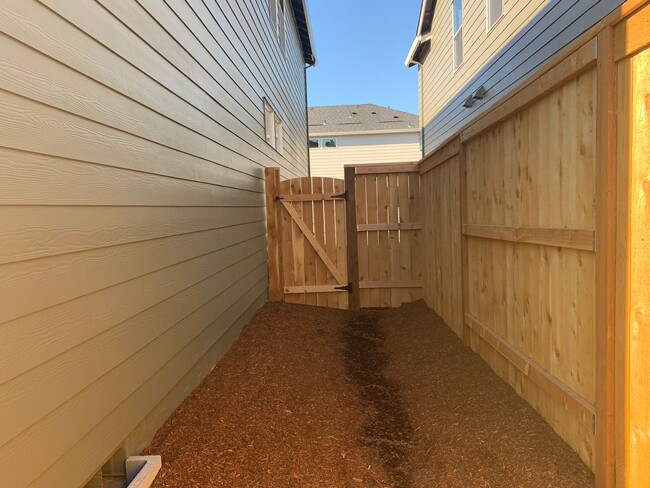 Building Photo - 4 BED/2.5 BATH PLUS A HUGE BONUS ROOM! HIGH END FINISHES! LARGE FENCED BACKYARD !