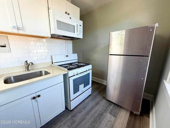 Building Photo - 37 2nd Ave