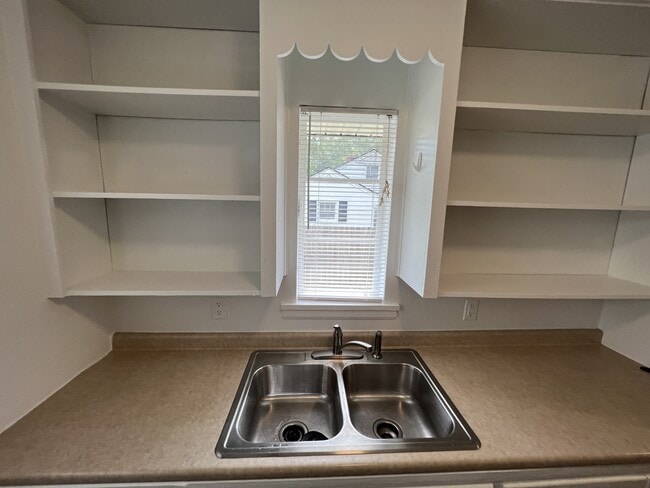 Building Photo - 166 Hart Ave