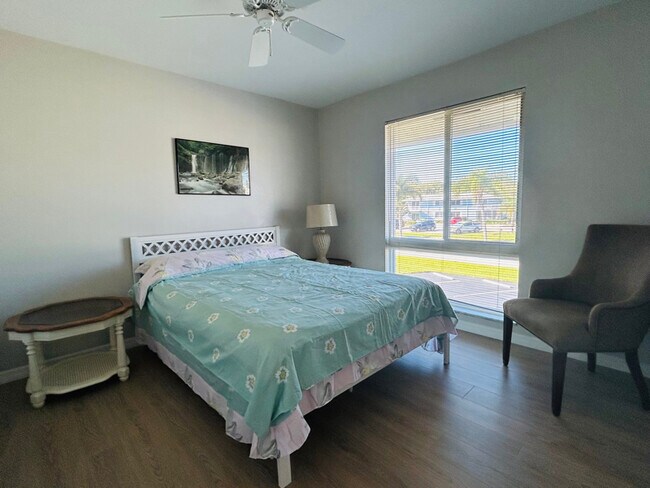 Building Photo - 215 Palm Dr