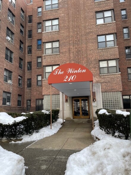 Building Photo - 210 Martine Ave