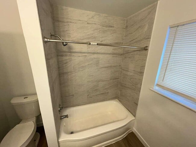 Building Photo - Colonial Ready For You