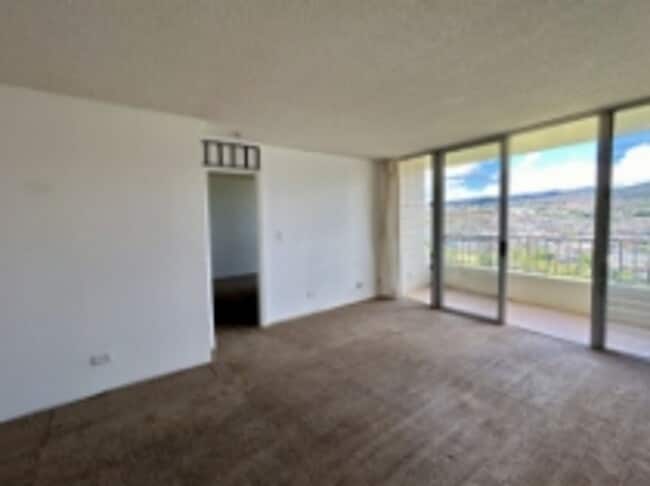 Building Photo - Beautiful golf course views from this Salt Lake - Moanalua condo!