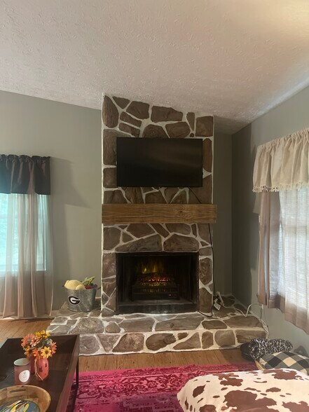 Building Photo - 130 Oliver Cir