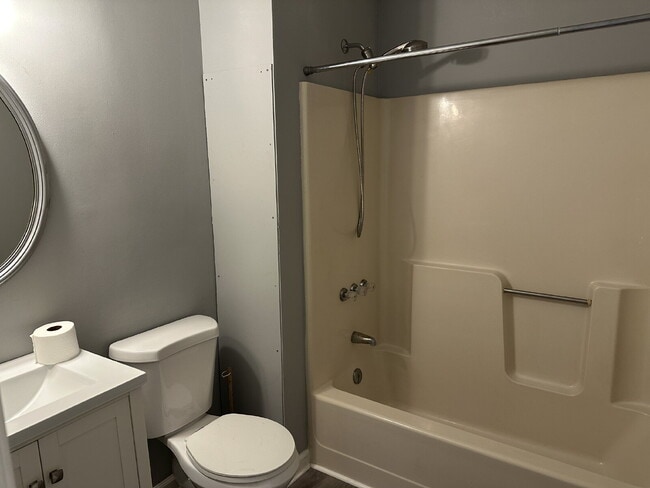 Building Photo - Charming 3-Bedroom 2-Bathroom Haven with F...