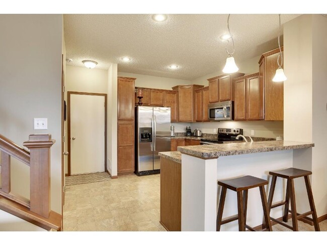 Building Photo - Pristine Woodbury 3 Bedroom Townhouse - Cl...
