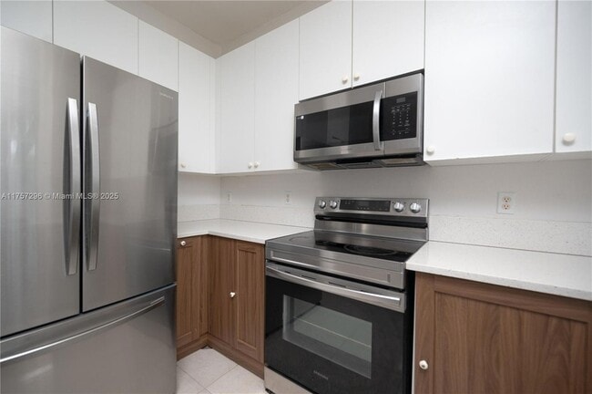 Building Photo - 445 NE 21st Ave