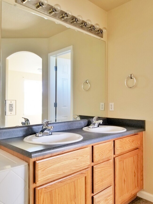 Building Photo - 3 Bedroom, 3.5 Bath End Unit Townhome, 2 C...