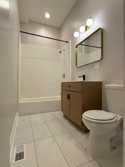 Building Photo - 2121 N California Ave