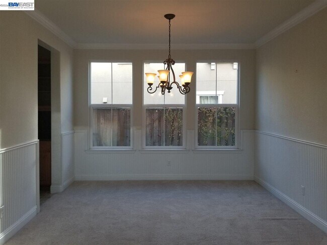 Building Photo - 199 N Alta Dena St